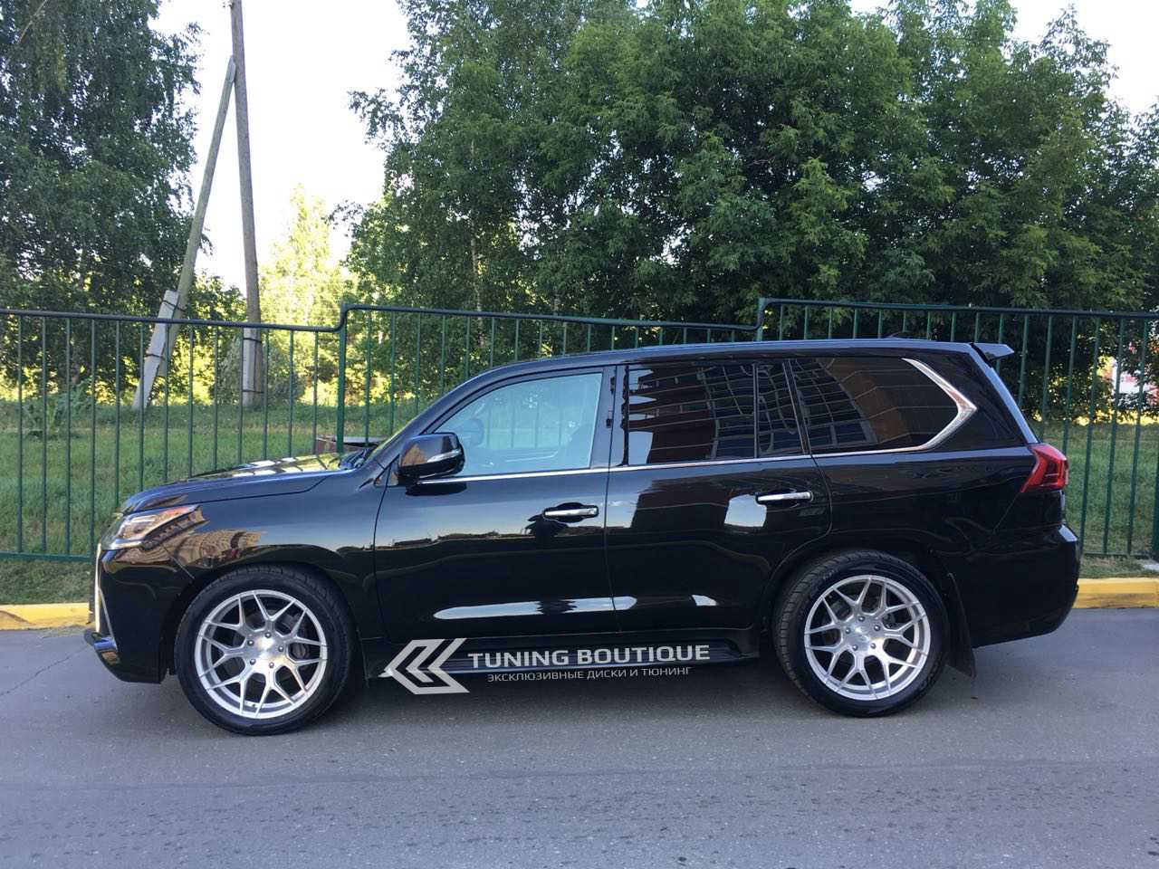 Lexus LX570 на 22" дисках Ferrada FT3 Machine Silver фото 1